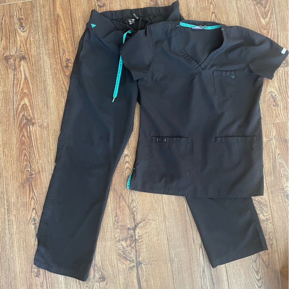 Med Couture scrub set